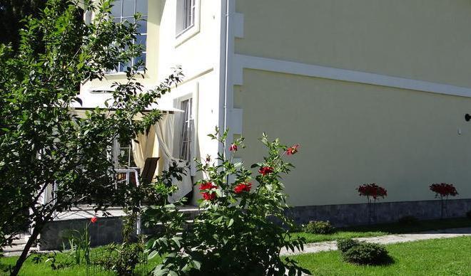 Izīrē jaunu divstāvu māju Vaivari