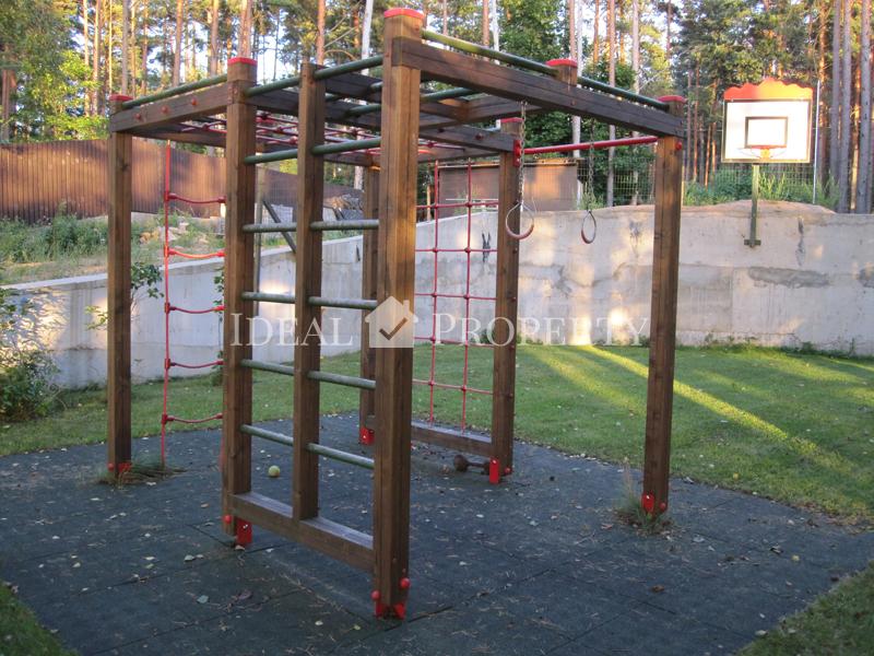 Pārdod māju  Baltezera krastā. 