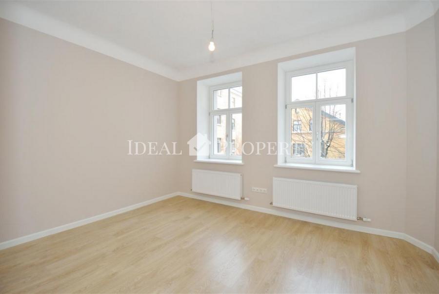 Трехкомнатная квартира на продажу в новом комплексе на ул. Дзирнаву.