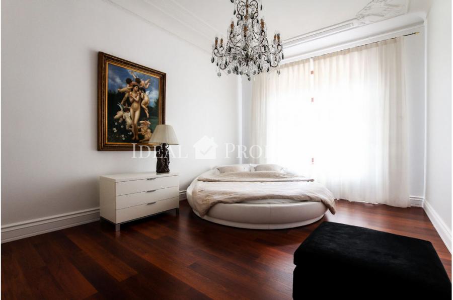 We offer for sale an elegant and exclusive apartment in the center of Riga at Brivibas street