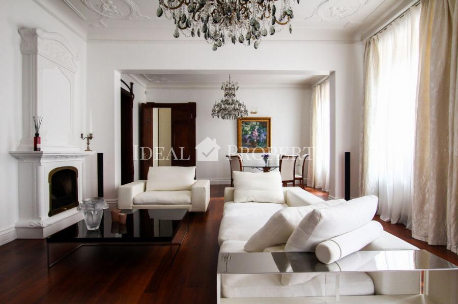 We offer for sale an elegant and exclusive apartment in the center of Riga at Brivibas street