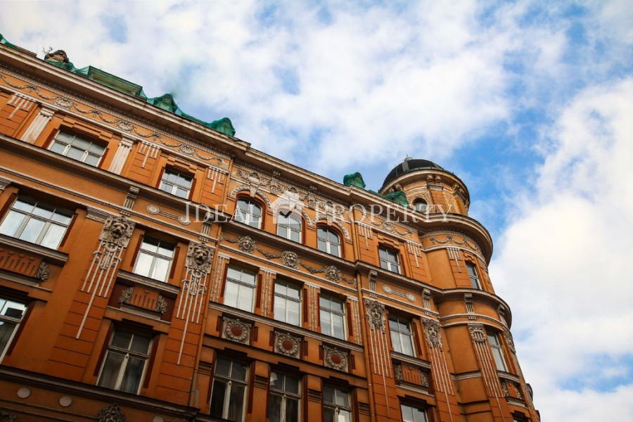 We offer for sale an elegant and exclusive apartment in the center of Riga at Brivibas street