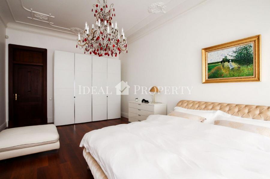 We offer for sale an elegant and exclusive apartment in the center of Riga at Brivibas street