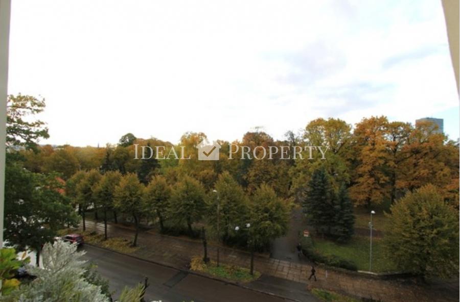 Spacious and elegant apartment  on the fourth floor