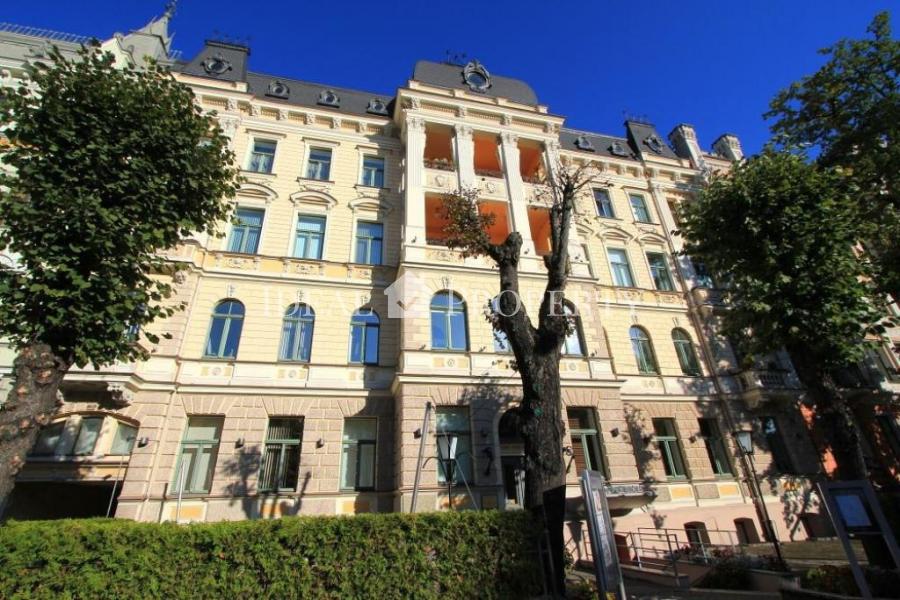 Spacious and elegant apartment  on the fourth floor