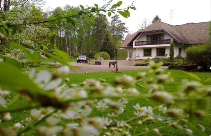 Īpašums atrodas uz Beberbeķu ezera ..