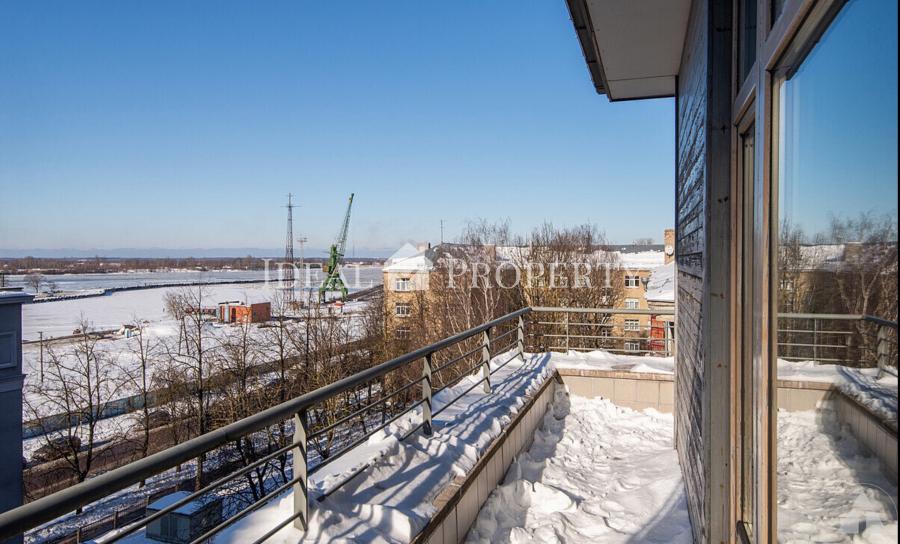 For sale loft apartment in Center next to the river. 