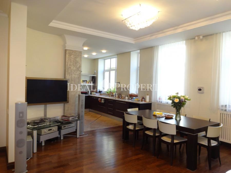 We offer a 5-bedroom beautiful apartment in embassy area