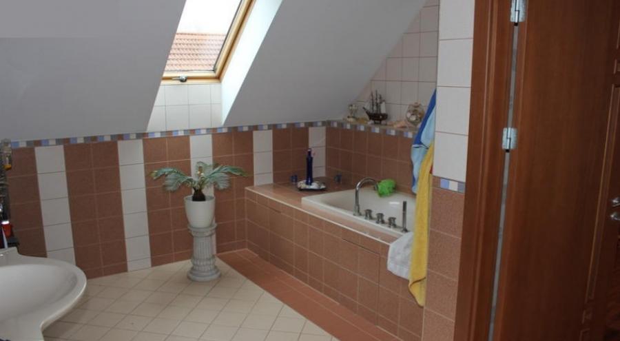 Предлагаем приобрести просторный и обустроенный частный дом