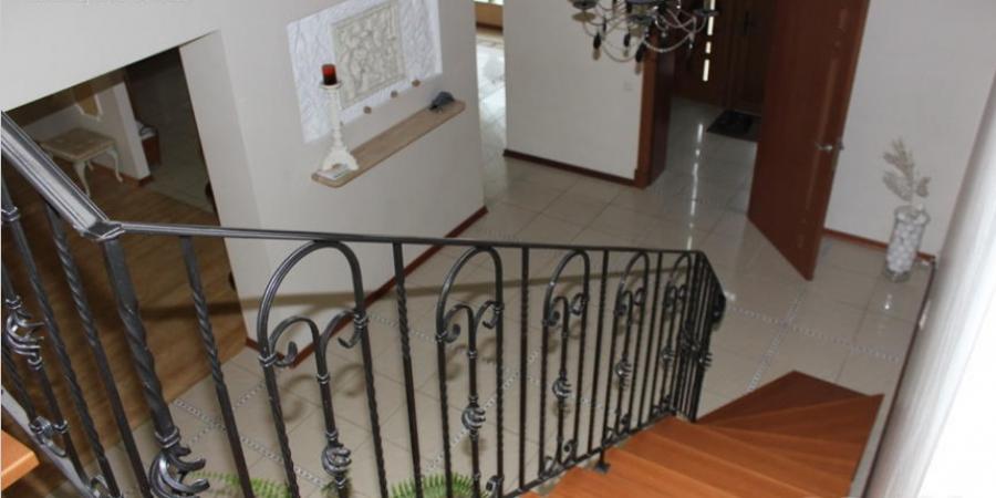 Предлагаем приобрести просторный и обустроенный частный дом