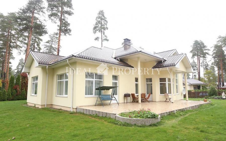 Izīrē skaistu 1 stāvu privātmāju ciematā Berģos.