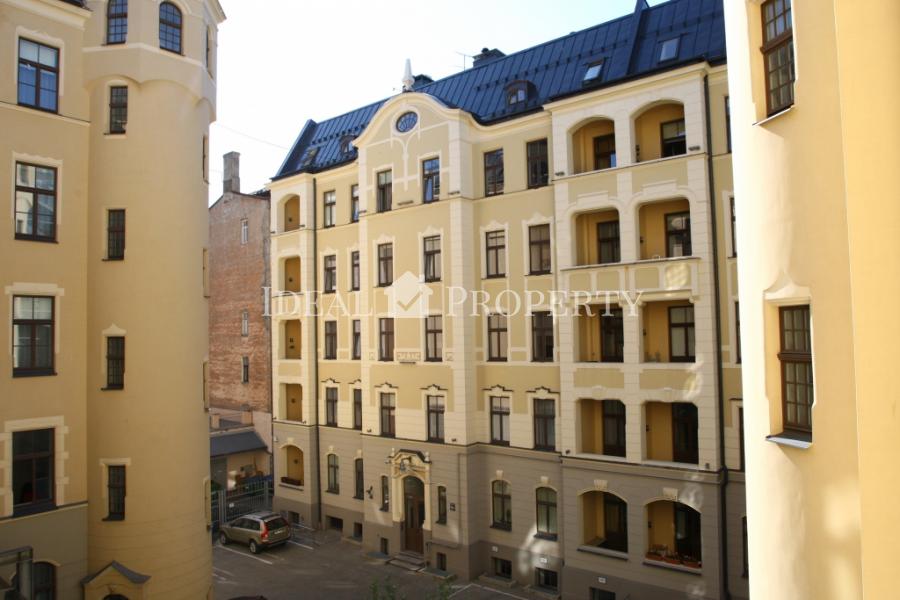 We offer to purchase a specious 2 bedroom apartment 