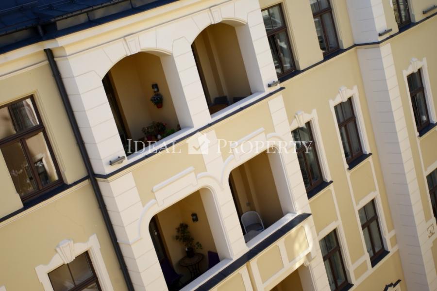 Is  offered  for sale a specious 2 bedroom apartment 