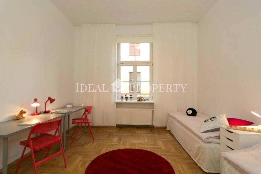 Is  offered  for sale a specious 2 bedroom apartment 