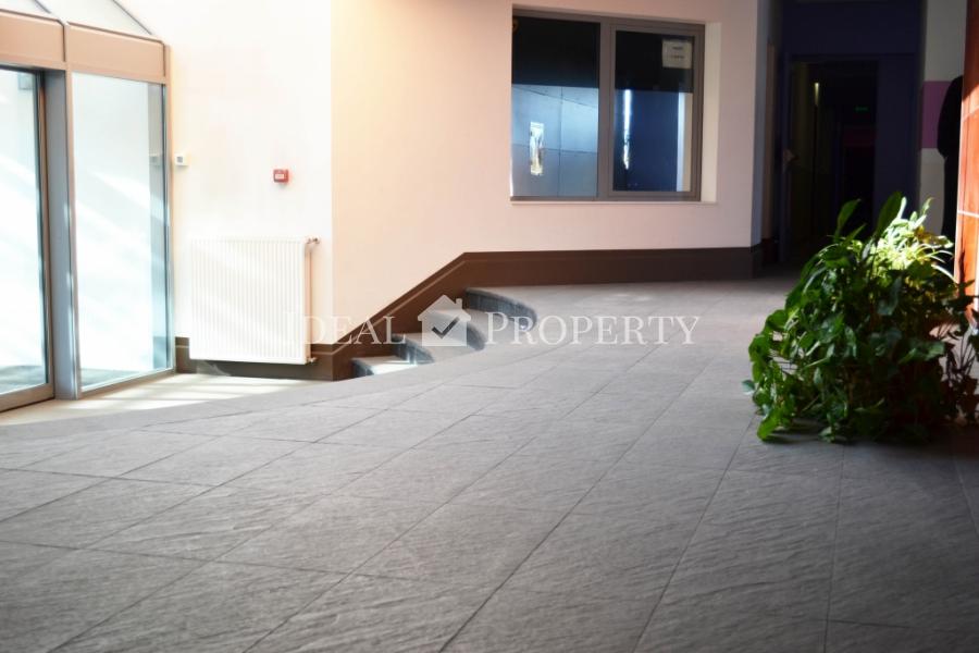 Предлагаем на продажу kвартирy  удобную для жилья, также можно использовать как офис.