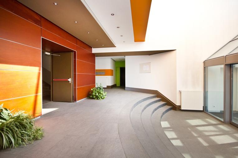 Предлагаем на продажу kвартирy  удобную для жилья, также можно использовать как офис.