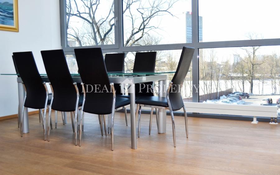 Предлагаем на продажу kвартирy  удобную для жилья, также можно использовать как офис.