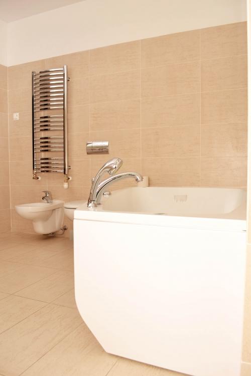 Предлагаем на продажу kвартирy  удобную для жилья, также можно использовать как офис.