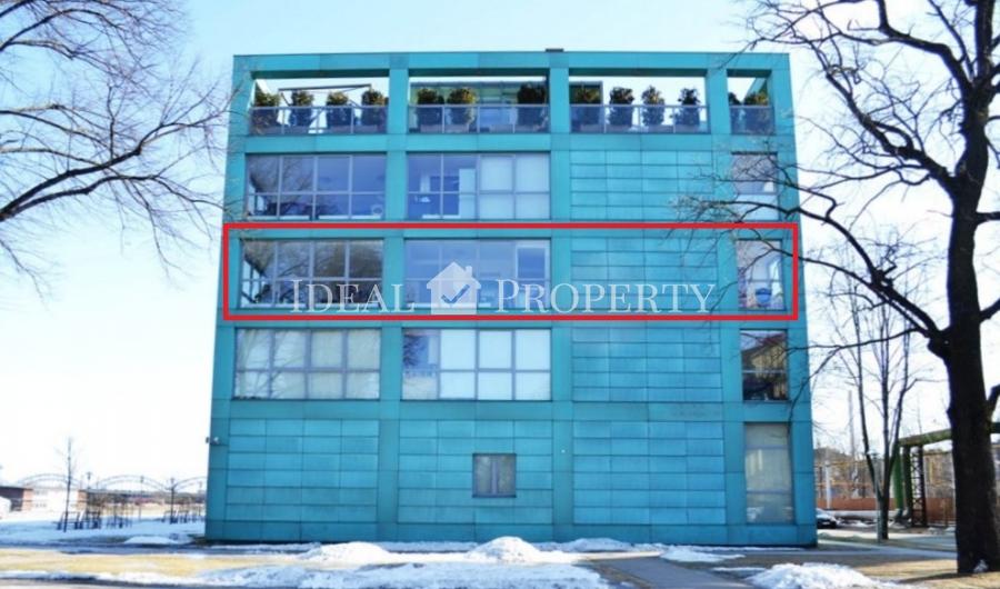 Предлагаем на продажу kвартирy  удобную для жилья, также можно использовать как офис.