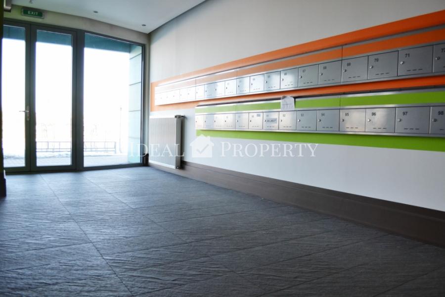 Предлагаем на продажу kвартирy  удобную для жилья, также можно использовать как офис.