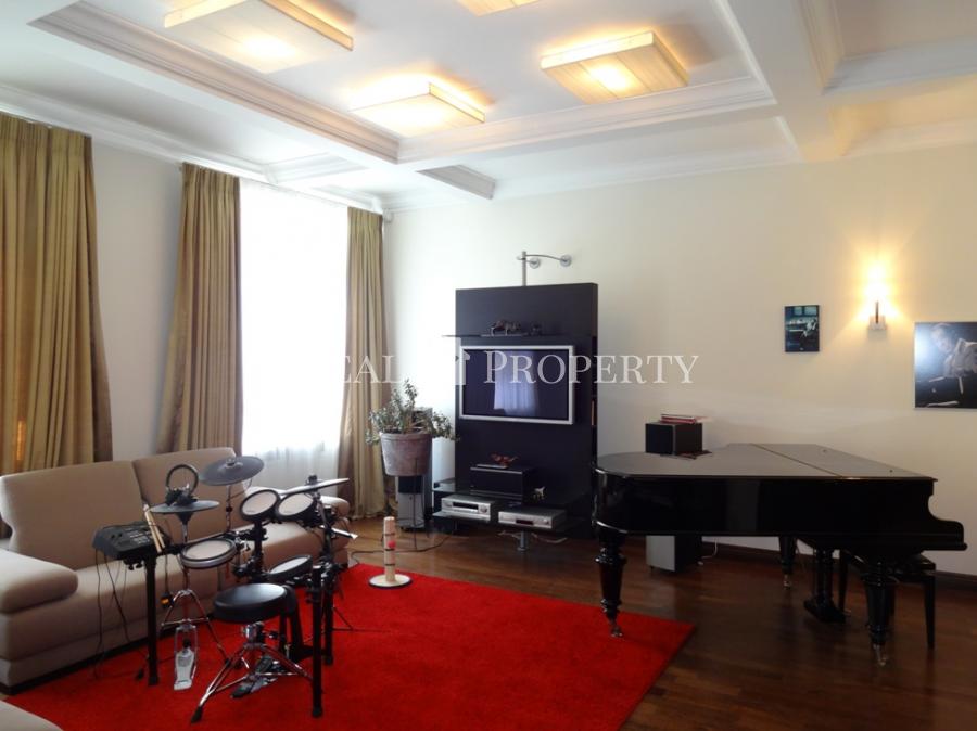 We offer a 5-bedroom beautiful apartment in embassy area