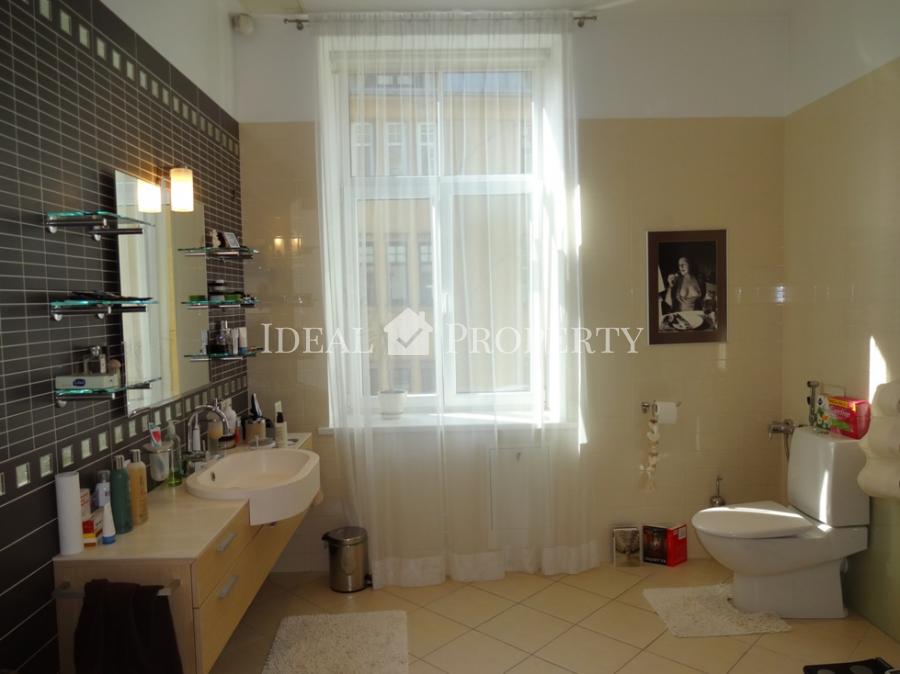 We offer a 5-bedroom beautiful apartment in embassy area