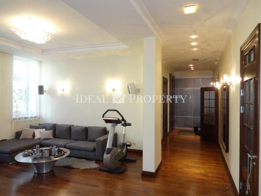 We offer a 5-bedroom beautiful apartment in embassy area