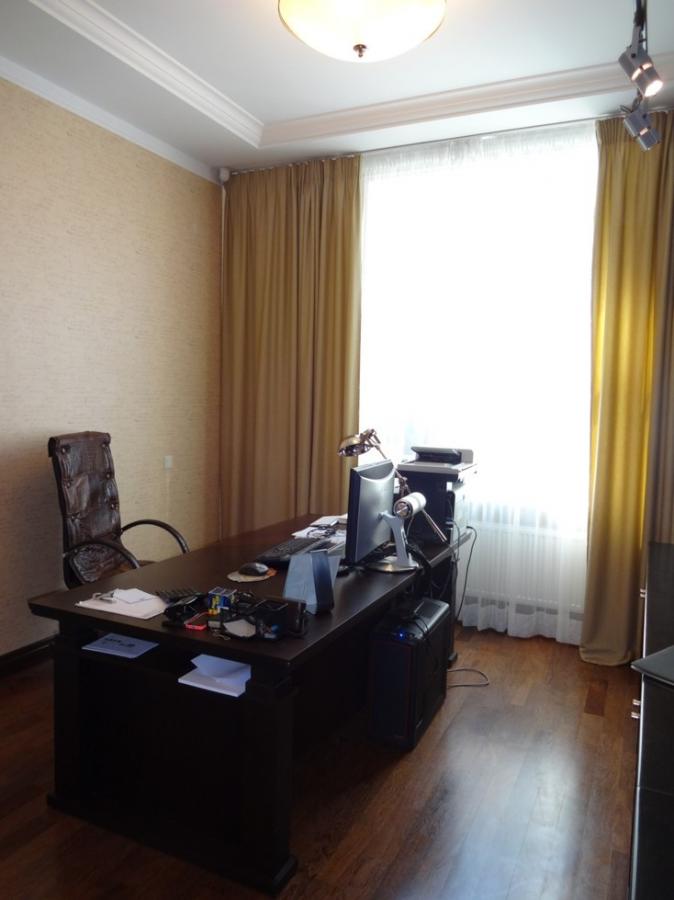 We offer a 5-bedroom beautiful apartment in embassy area