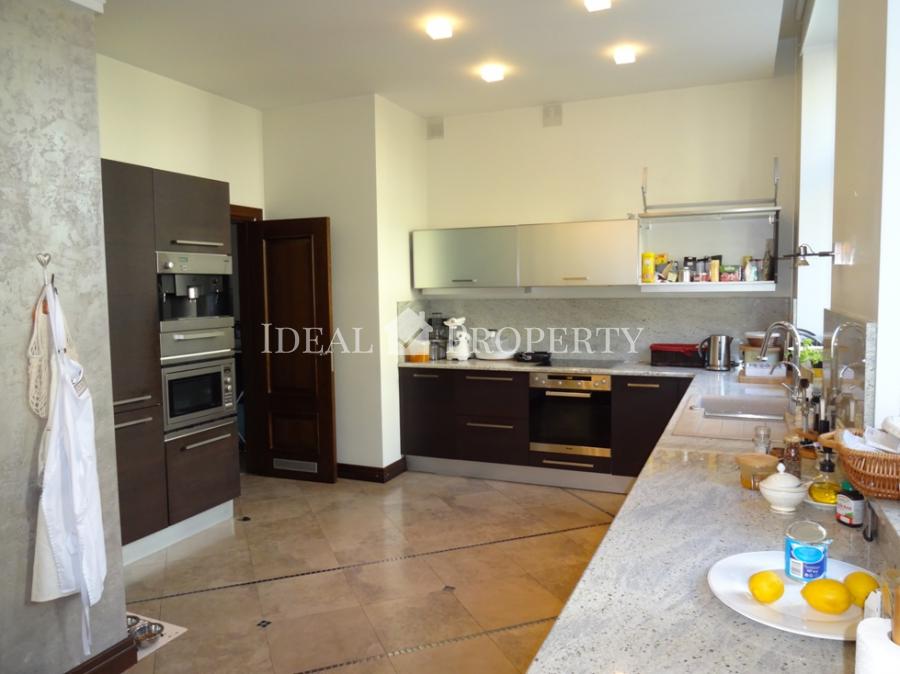 We offer a 5-bedroom beautiful apartment in embassy area