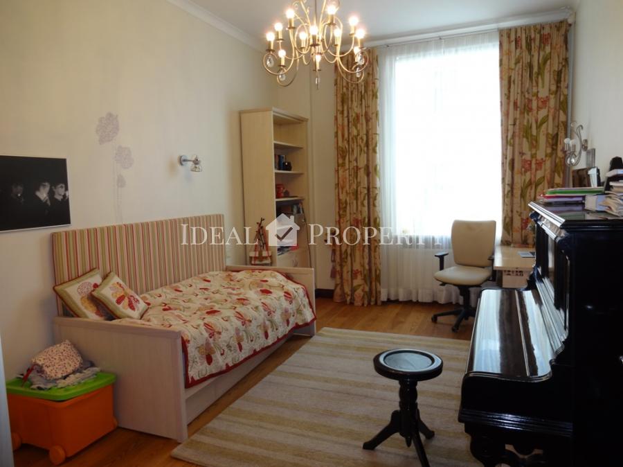 We offer a 5-bedroom beautiful apartment in embassy area