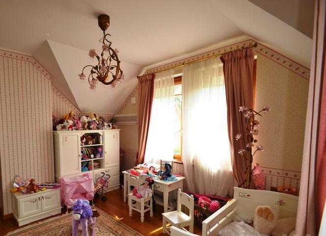 We offer to purchase a large and well-maintained house in Jurmala