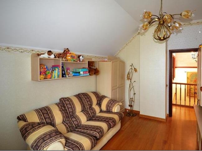 We offer to purchase a large and well-maintained house in Jurmala