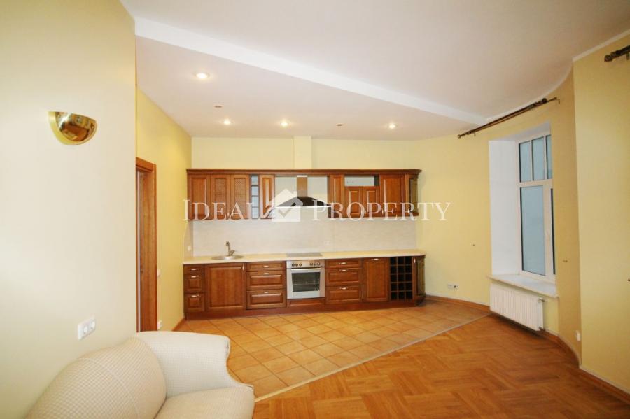 For rent a spacious apartment in the embassy area, on  Vilandes str.