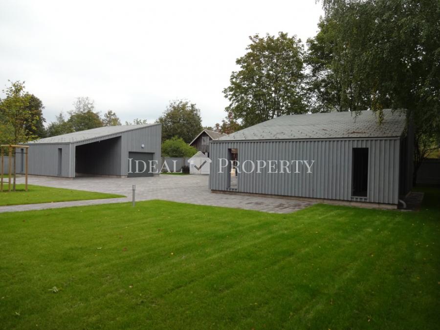 Māja ar skatu un piekļuvi jūrai.