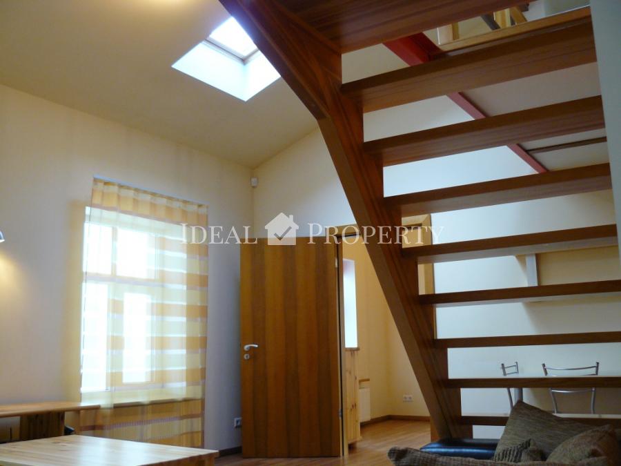 Jauks divlīmeņa mansarda tipa dzīvoklis renovētā ēkā. Jauks divlīmeņa mansarda tipa dzīvoklis renovētā ēkā.