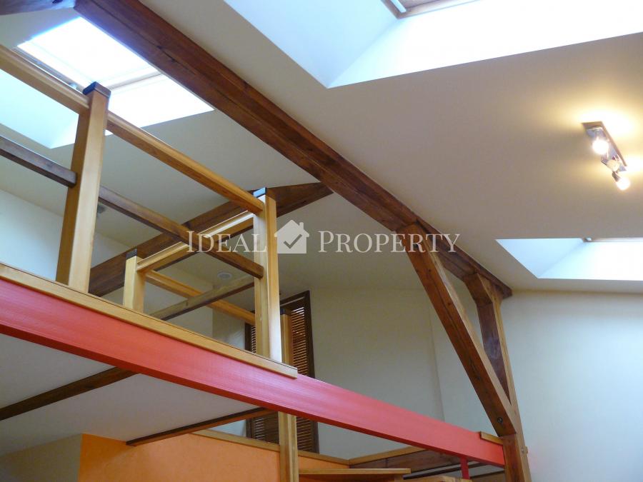 Jauks divlīmeņa mansarda tipa dzīvoklis renovētā ēkā. Jauks divlīmeņa mansarda tipa dzīvoklis renovētā ēkā.