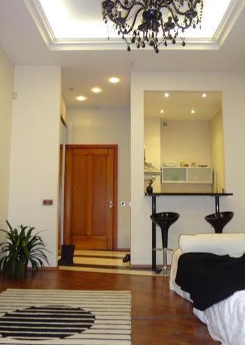 Dzīvoklis ir ļoti mājīgs un gaišs,  ar 2 guļamistabām