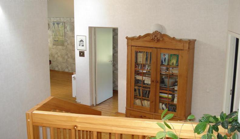 Pārdod skaistu, kvalitatīvi būvētu māju ar plašu, iekoptu pagalmu, 100m no jūras.