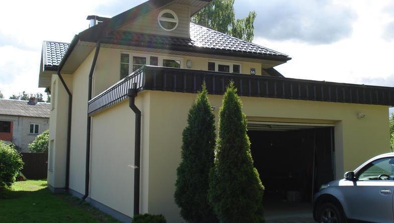 Pārdod skaistu, kvalitatīvi būvētu māju ar plašu, iekoptu pagalmu, 100m no jūras.