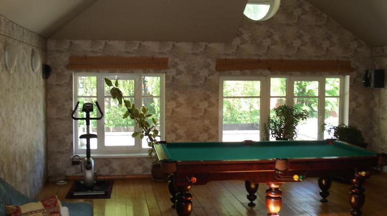 Pārdod skaistu, kvalitatīvi būvētu māju ar plašu, iekoptu pagalmu, 100m no jūras.