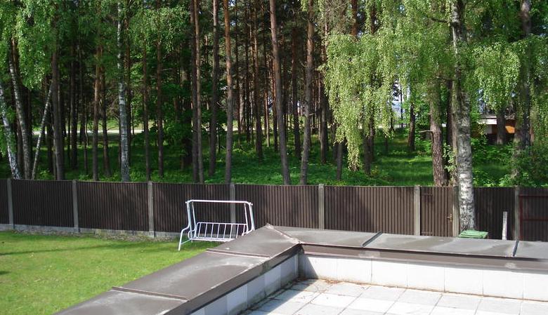 Pārdod skaistu, kvalitatīvi būvētu māju ar plašu, iekoptu pagalmu, 100m no jūras.