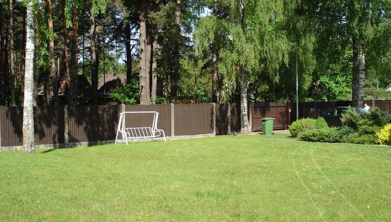 Pārdod skaistu, kvalitatīvi būvētu māju ar plašu, iekoptu pagalmu, 100m no jūras.