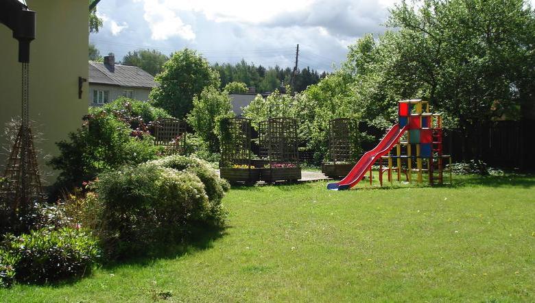 Pārdod skaistu, kvalitatīvi būvētu māju ar plašu, iekoptu pagalmu, 100m no jūras.