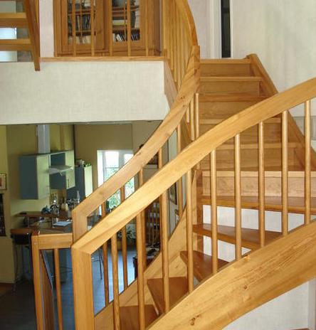 Pārdod skaistu, kvalitatīvi būvētu māju ar plašu, iekoptu pagalmu, 100m no jūras.