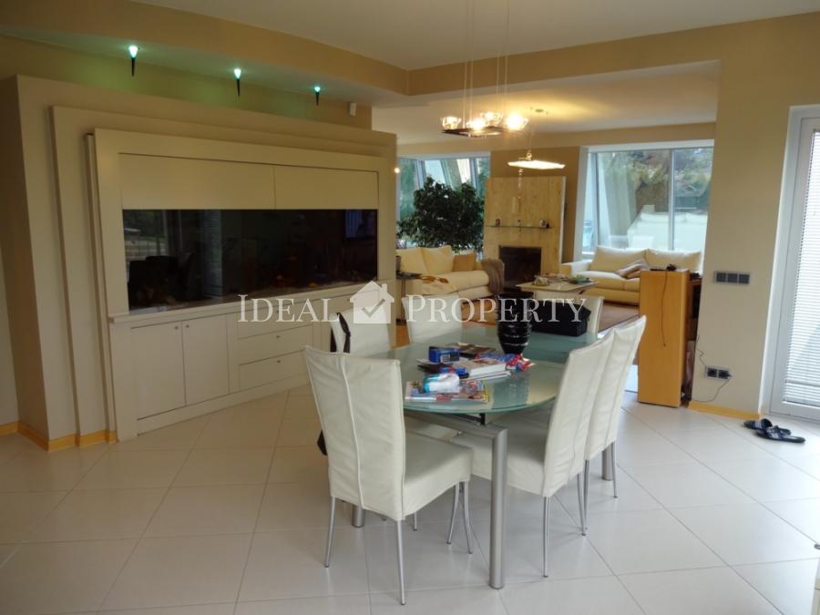 Māja ar peldbaseinu Babītē