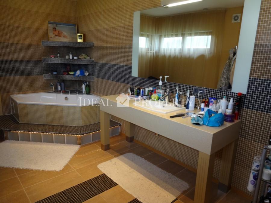 Māja ar peldbaseinu Babītē