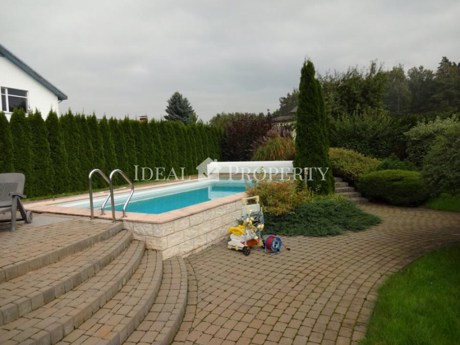 Māja ar peldbaseinu Babītē