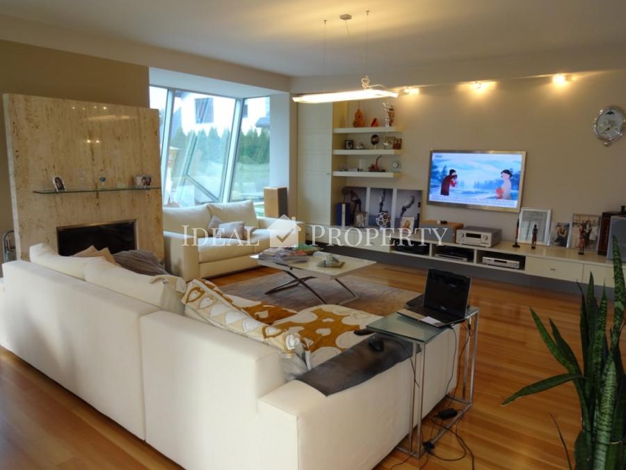 Māja ar peldbaseinu Babītē