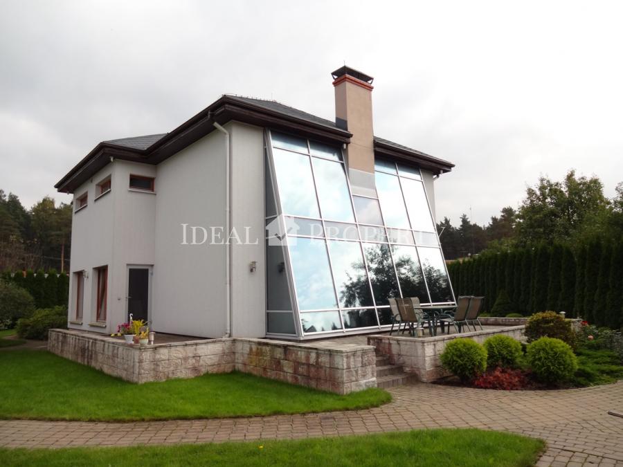 Māja ar peldbaseinu Babītē