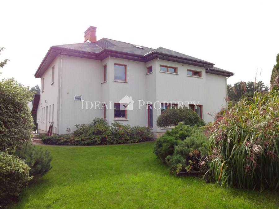 Māja ar peldbaseinu Babītē